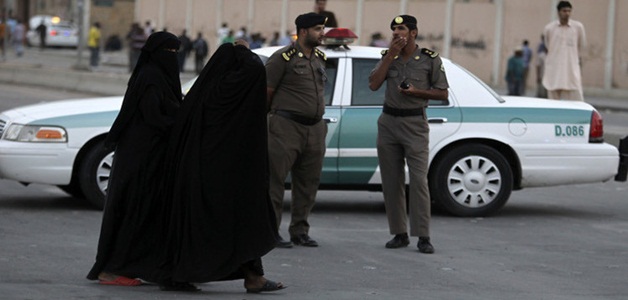 الظهور الأول للنساء في نقاط تفتيش السيارات بالسعودية