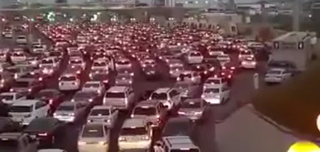 بالفيديو .. تكدس السيارات على جسر الملك فهد بطريقة غير اعتيادية