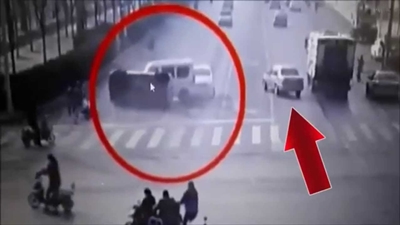 حادث غريب السيارات تتطاير وعجز عن تفسيره الملايين