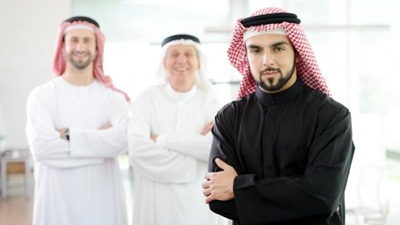 بعد فراق 41 عامًا .. أخيرًا التقى معلم الطفولة .. فيديو