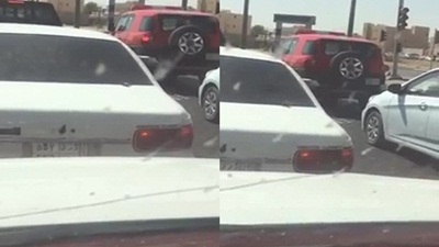 استغاثة بالأصابع من حقيبة إحدى السيارات