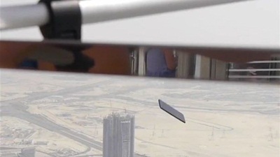 شاهد إلقاء هاتف آيفون من أعلى مبنى في العالم