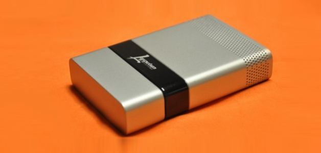 Brookstone يشحن بطارية الهواتف الذكية عبر منفذ USB