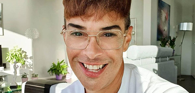 رجل عمره 53 عامًا ويبدو في الـ25 من دون اللجوء إلى جراحة تجميلية