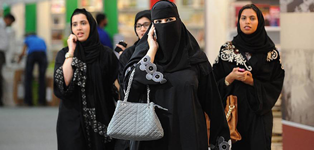 اضغط لمشاهدة الفيديو: المطلق يضع حدًا في شكل عباءة المرأة ويوجه رسالة خاصة للآباء