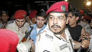 ميسي في طريقه لاستاد الملك فهد: السعودية بلد مشوق وجميل بعاداته 