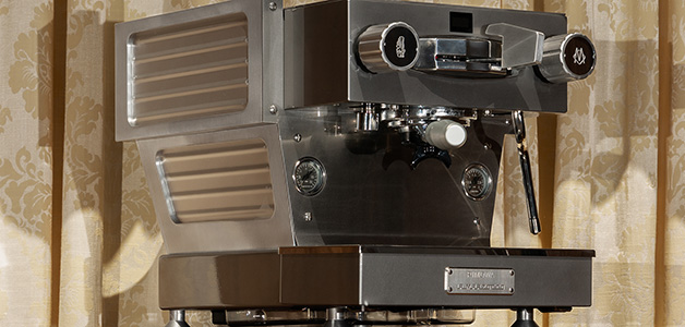 نظرة على ماكينة الإسبريسو المحدودة الإصدار من علامتي RIMOWA وLA MARZOCCO