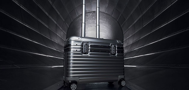 حقيبة ORIGINAL PILOT SILVER الجديدة تعيد صياغة تصميم كلاسيكي من RIMOWA ليخلب ألباب المسافرين في رحل عمل والفنانين على حدٍّ سواء