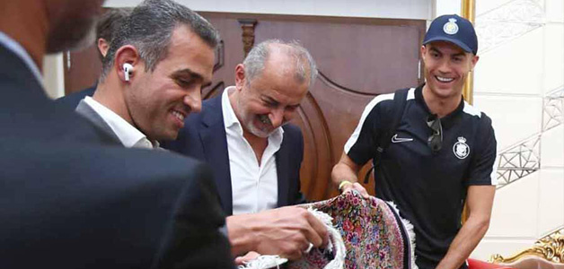 كريستيانو رونالدو يتلقى هدية ثمينة من نادٍ إيراني
