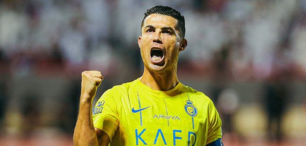 رونالدو يفك رباط حذاء زميله بأسنانه