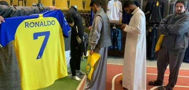 نفاذ قمصان كريستيانو رونالدو من متجر النصر خلال ساعة واحدة!