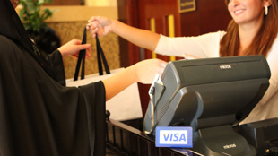 فيزا تحتفل بمهرجان دبي للتسوق2013 بصندوق مفاجآت  عملاق   