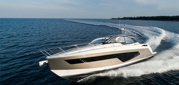 يخت Atlantis 51 من Azimut ينشر التوازن الحسي على المياه