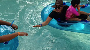 بالصور- أحلام تسبح في مدينة “Water Land” مع إبنتيها فاطمة ولؤلؤة 