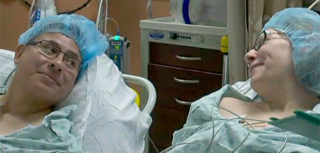 بمناسبة ذكرى زواجهما الـ 23... هديته لزوجته أنقذت حياتها!