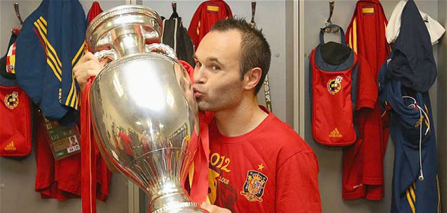 انتخاب إنييستا أفضل لاعب في كأس أوروبا 2012 لكرة القدم