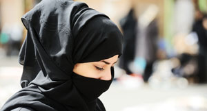 مراسلة متخفية بزي متسولة تحصل على 1000 درهماً خلال 20 دقيقة 