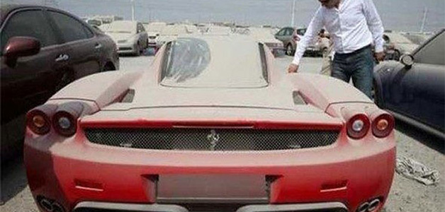 في دبي سيارات فاخرة رهينة الغبار والأتربة... فما قصّتها؟