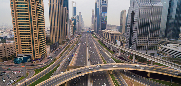 اقتصادية الامتلاك والاستهلاك في الإمارات...  بين سيارات الكهرباء والبنزين