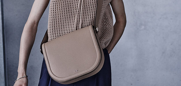 استمتع برحلات الصيف مع حقيبة Fendi Chiodo