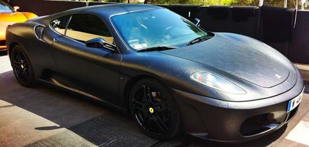 "فيراري F430" مغطاة بالجلد تثير الدهشة
