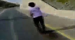 بالفيديو.. سعودي متهور يراوغ سيارات في نفق