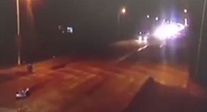 اغرب حادث سير في العالم: رجل دهسته 3 سيارات بأقل من دقيقة وبقي حياً... بالفيديو