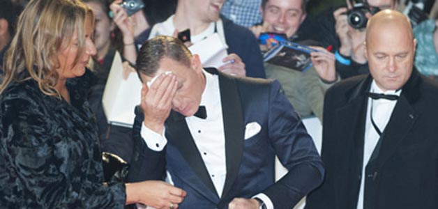 ماذا حدت مع دانيال كريغ خلال إفتتاح Skyfall؟