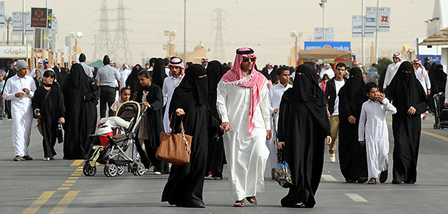 "العمل": اقتصار 41 مهنة على السعوديين والسعوديات
