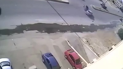 ظاهرة غريبة .. انزلاق السيارات في شارع بالرياض