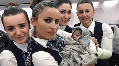 طفلة طائرة الخطوط الجوية التركية .. هل الأكثر حظًا في 2017