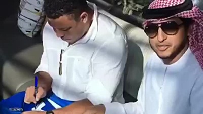 رونالدو يوقع على قميص الهلال .. فيديو شاهده مئات الآلاف