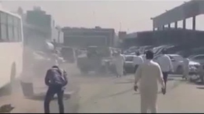 بالفيديو .. طعن عامل في معرض للسيارات أثناء سرقة سيارة