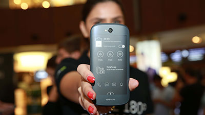 YotaPhone: اول هاتف محمول في العالم يعمل بشاشتين من الجانبين
