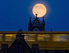 "Supermoon" ظاهرة القمر المثالي التي أبهرت العالم... بالصور