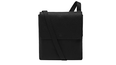 "Mulberry" تطلق تشكيلتها الجديدة لحقائب الرجال العصرية