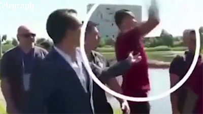 بالفيديو: رونالدو يرمي مذياع صحافي في الماء