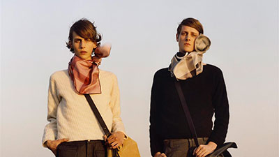 "Loewe" الفرنسية تطلق تشكيلتها الصيفية لرجل مرح وأنيق