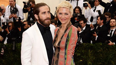 بالصور: جايك وماغي جيلينهال يلفتان الأنظار في حفل MET GALA  