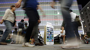 بأقل من 24 ساعة نفاذ آيفون "S5" و "5C" في تسع دول