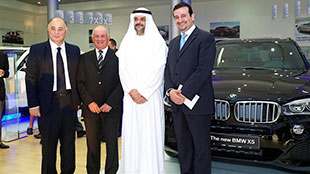 نائب حاكم إمارة الشارقة يلقي نظرة عن كثب على سيارة BMW X5 الجديدة  