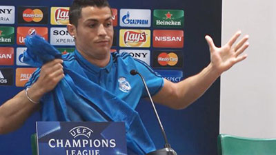 بالفيديو: رونالدو ينسحب من مؤتمر صحافي وهو غاضب