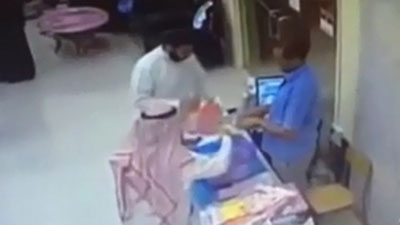 بالفيديو- سعودي يسرق 420 ريالا في أول أيام رمضان