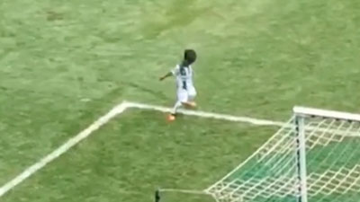 بالفيديو: طفل هولندي يقلد طريقة احتفال رونالدو