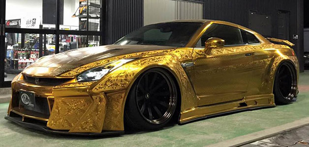 سيارة Nissan GTR مطلية بالذهب بمليون دولار تخطف الأنظار في دبي