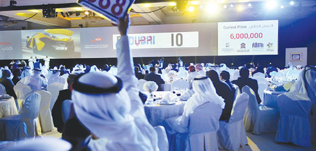 لوحة سيارة تحمل الرقم R10 تباع في مزاد علني في دبي بسعر 2،6 مليون$