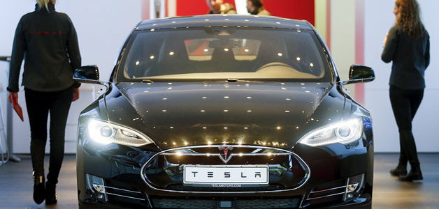 أطلقت شركة Tesla السيارة الأسرع والتي يمكنكم حقيقةً أن تشتروها!