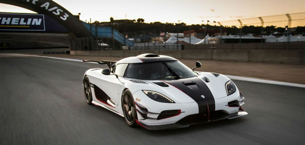 يقود جاي لينو سيارة Koenigsegg One:1 megacar ذات الثلاث مليون دولار أميركي