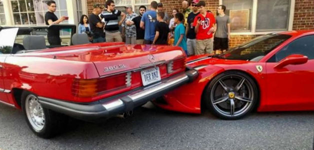 امرأة تركن سيارتها على سيارة Ferrari!