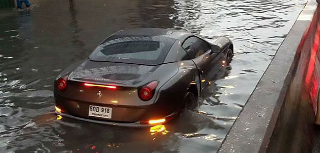 Ferrari ب 800،000$ تغرق في ماء تايلندا!